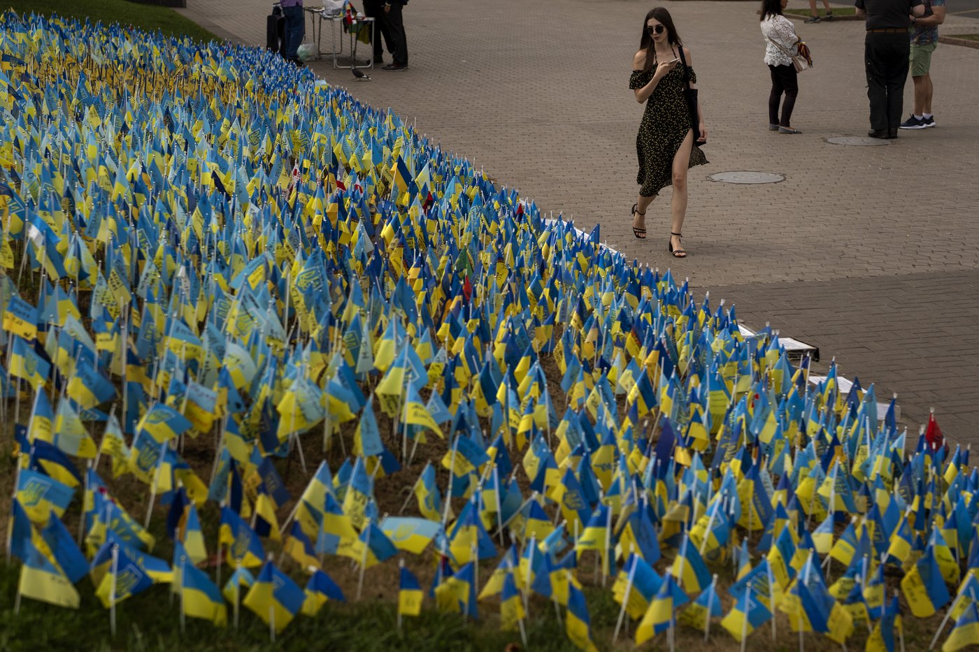 A makeshift memorial grows in Ukraine’s capital after 1,000 days of war | iNFOnews.ca A makeshift memorial grows in Ukraine’s capital after 1,000 days of war | iNFOnews.ca
