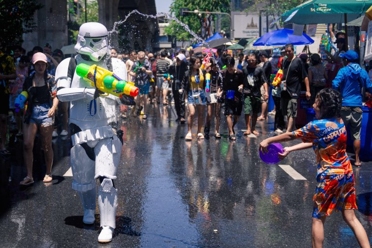 People spray water to celebrate the Thai New Year during the Songkran water festival, in photos | iNFOnews.ca