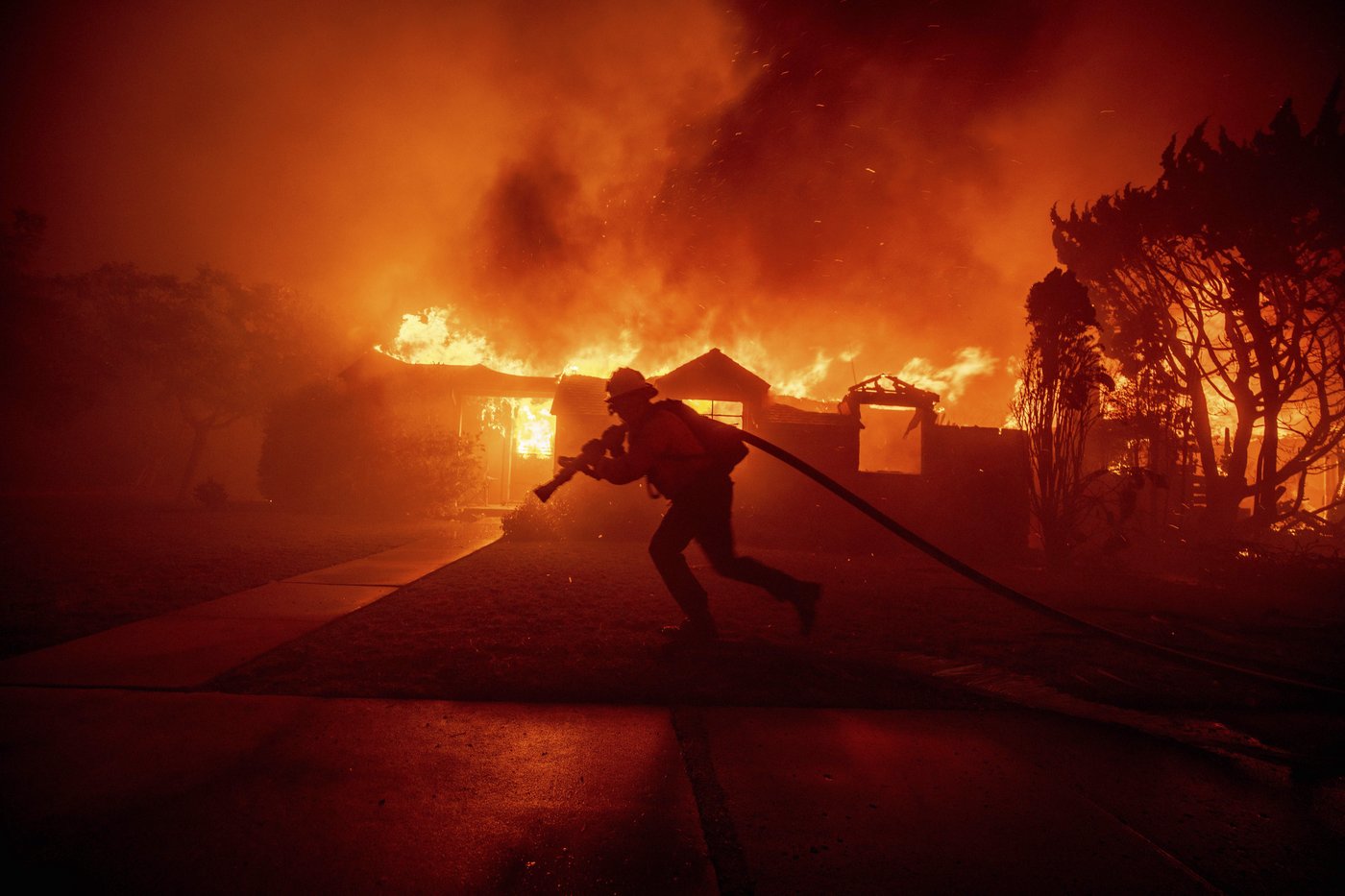 Trump targets California water policy as he prepares to tour LA fire damage | iNFOnews.ca