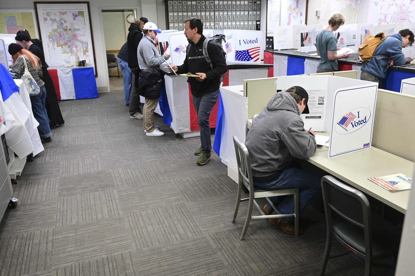 Free pizza and a DJ help defrost Montana voters lined up until 4 a.m. in the snow to vote | iNFOnews.ca