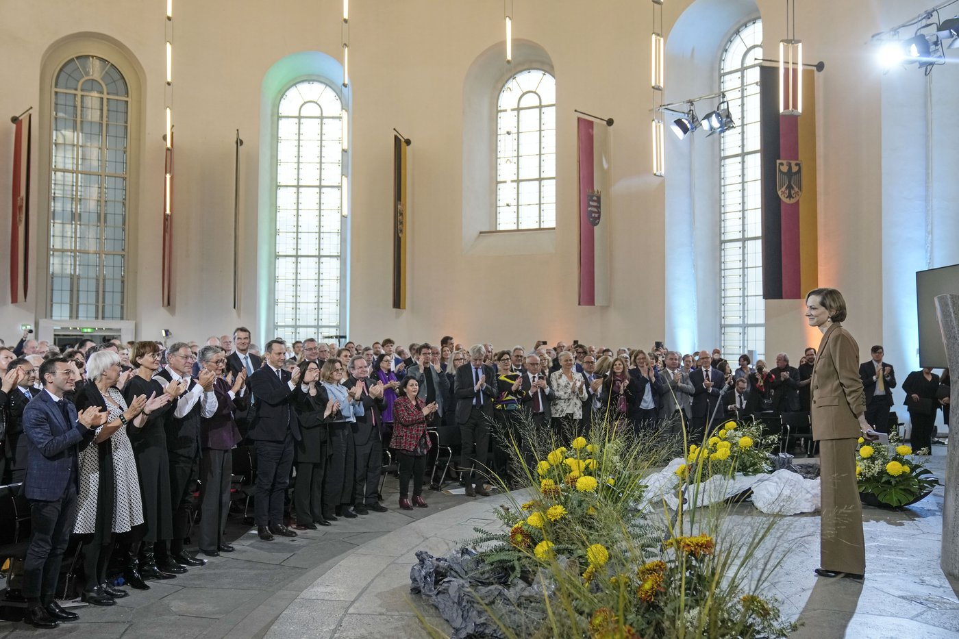 US writer Anne Applebaum appeals for arms for Ukraine as she accepts German peace prize | iNFOnews.ca
