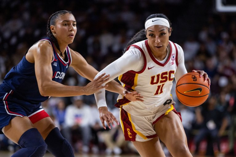 Azzi Fudd leads No. 1 UConn's 79-51 rout of 16th-ranked USC with JuJu Watkins looking on | iNFOnews.ca