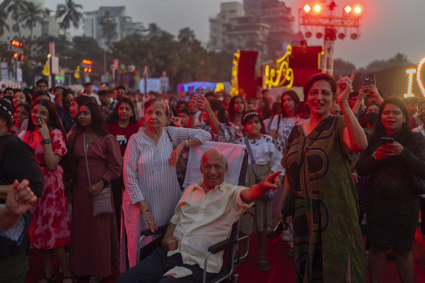 The world welcomes 2025 with light shows, embraces and ice plunges | iNFOnews.ca The world welcomes 2025 with light shows, embraces and ice plunges | iNFOnews.ca