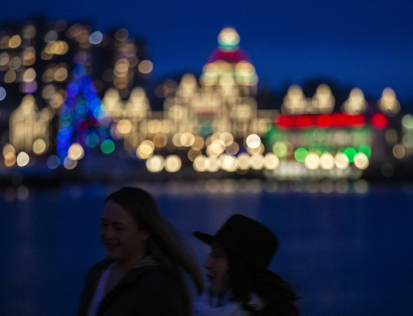 Police, first responders scramble to help woman give birth on Victoria waterfront | iNFOnews.ca