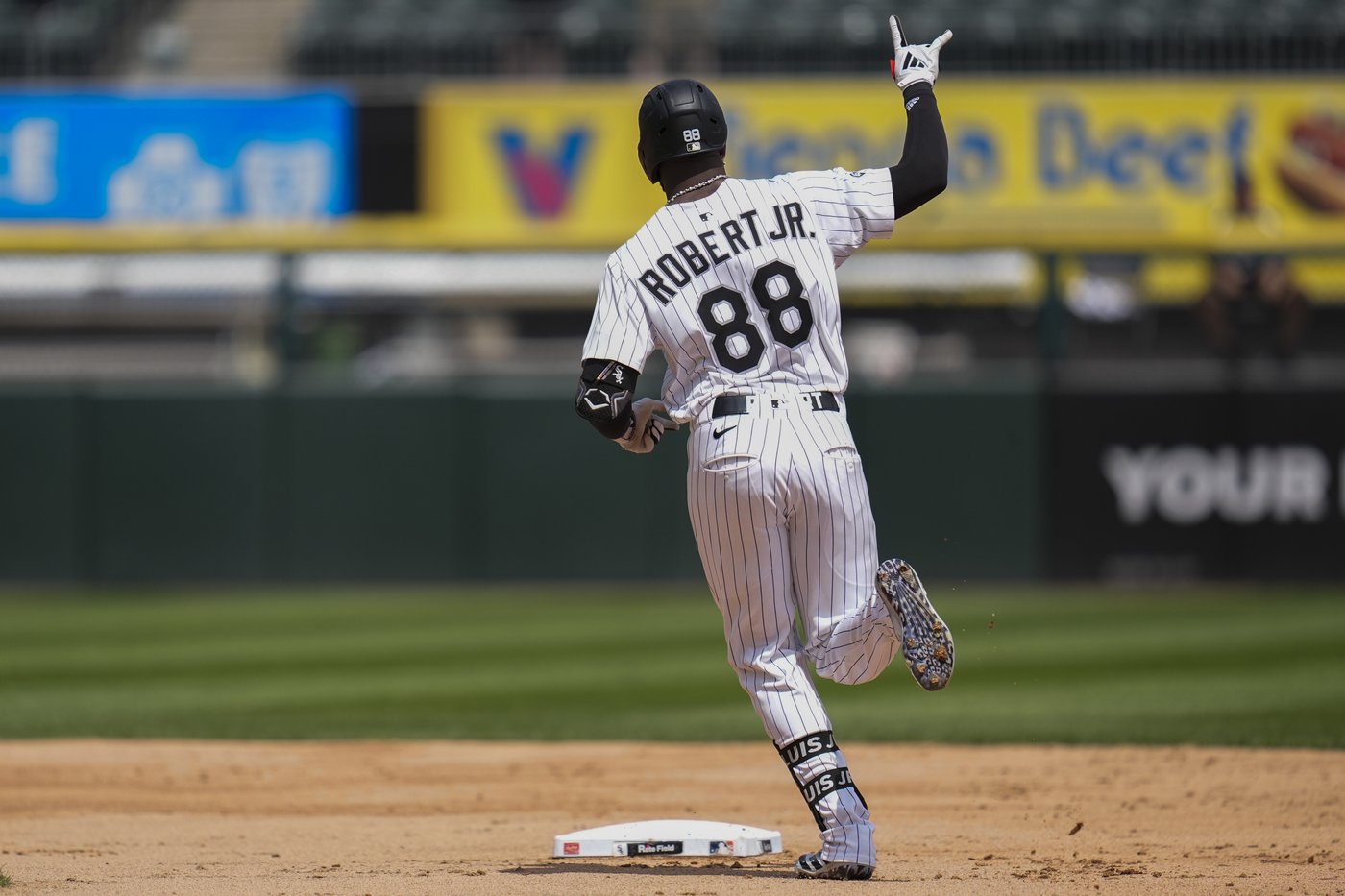 Carlos Santana homers to help the Guardians top the White Sox 4-2 in doubleheader opener | iNFOnews.ca