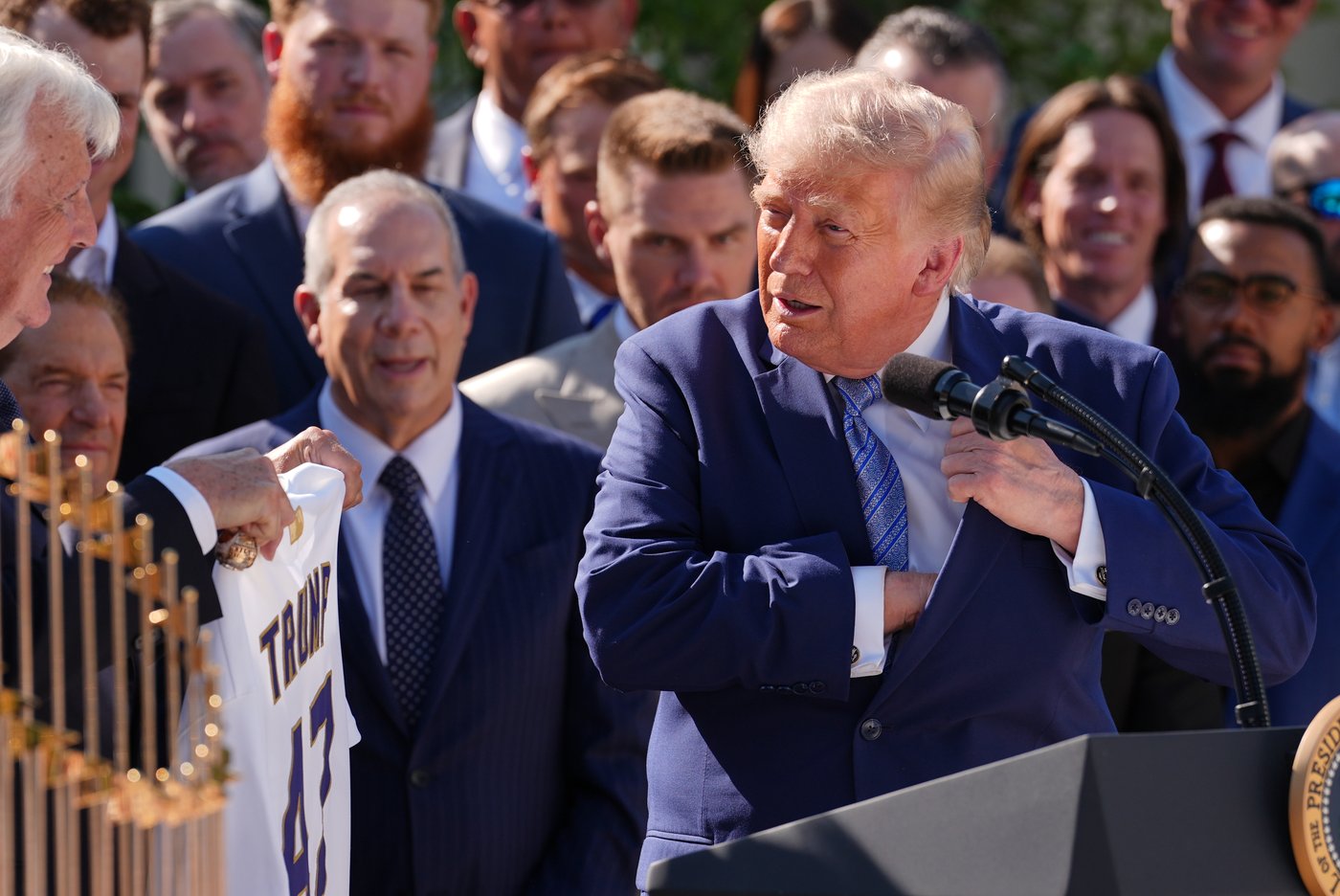 Trump fetes Dodgers at the White House again, saying the team is 'one of the great brands' | iNFOnews.ca Trump fetes Dodgers at the White House again, saying the team is 'one of the great brands' | iNFOnews.ca