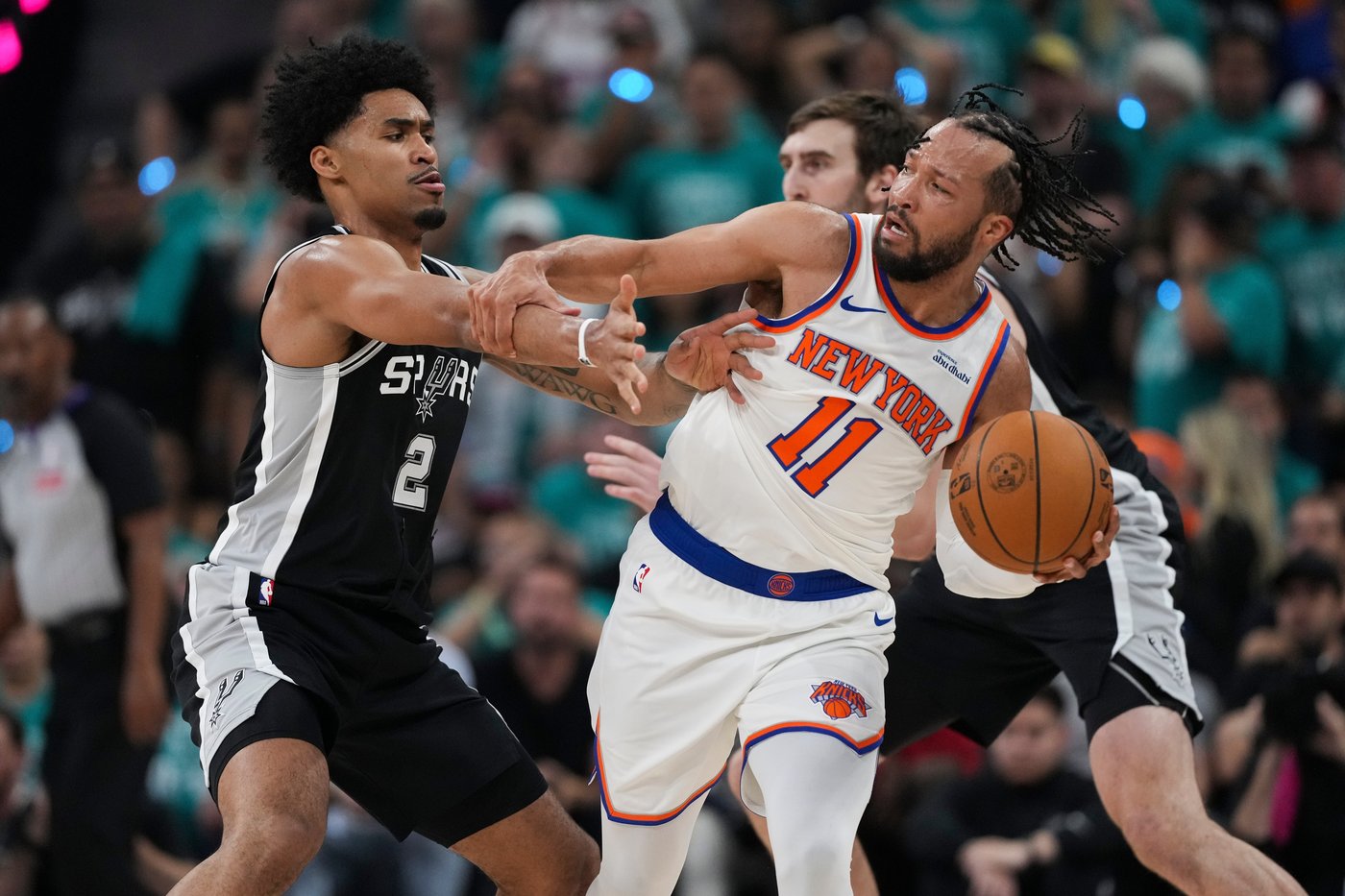 Jalen Brunson scores 30 and Knicks finish on 11-0 run, steal Game 1 from Spurs with 105-95 win | iNFOnews.ca