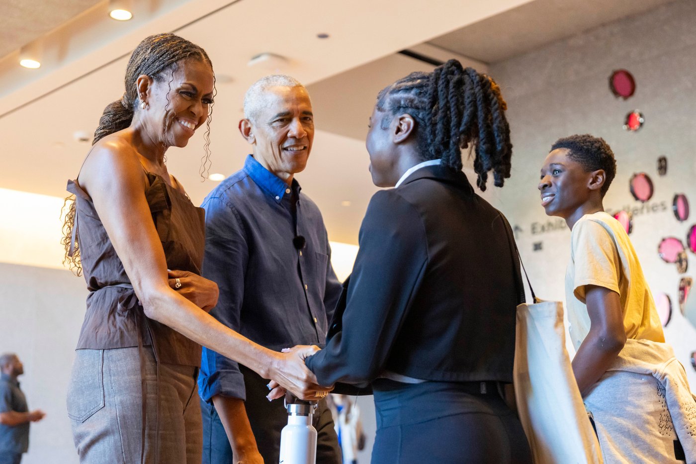 Barack and Michelle Obama surprise first visitors to newly opened presidential center | iNFOnews.ca Barack and Michelle Obama surprise first visitors to newly opened presidential center | iNFOnews.ca