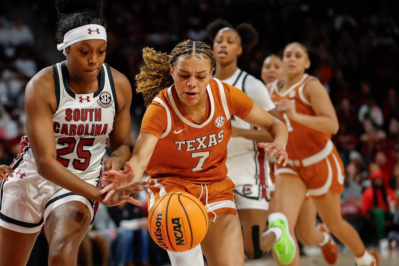 No. 2 South Carolina women beat No. 4 Texas 68-65 to avenge only loss | iNFOnews.ca