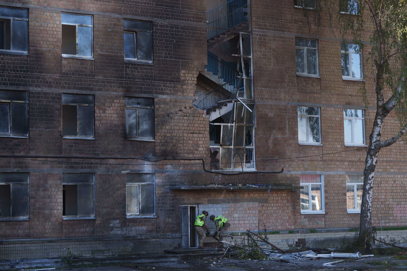 A Russian drone hits a Kyiv school as Moscow presses its aerial campaign against Ukraine | iNFOnews.ca A Russian drone hits a Kyiv school as Moscow presses its aerial campaign against Ukraine | iNFOnews.ca