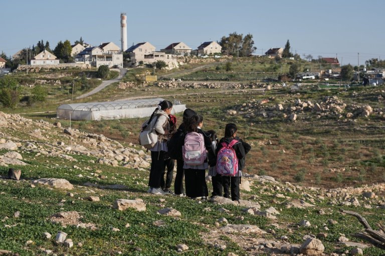 Israeli settlers block Palestinian kids' path to school with tear gas and barbed wire | iNFOnews.ca