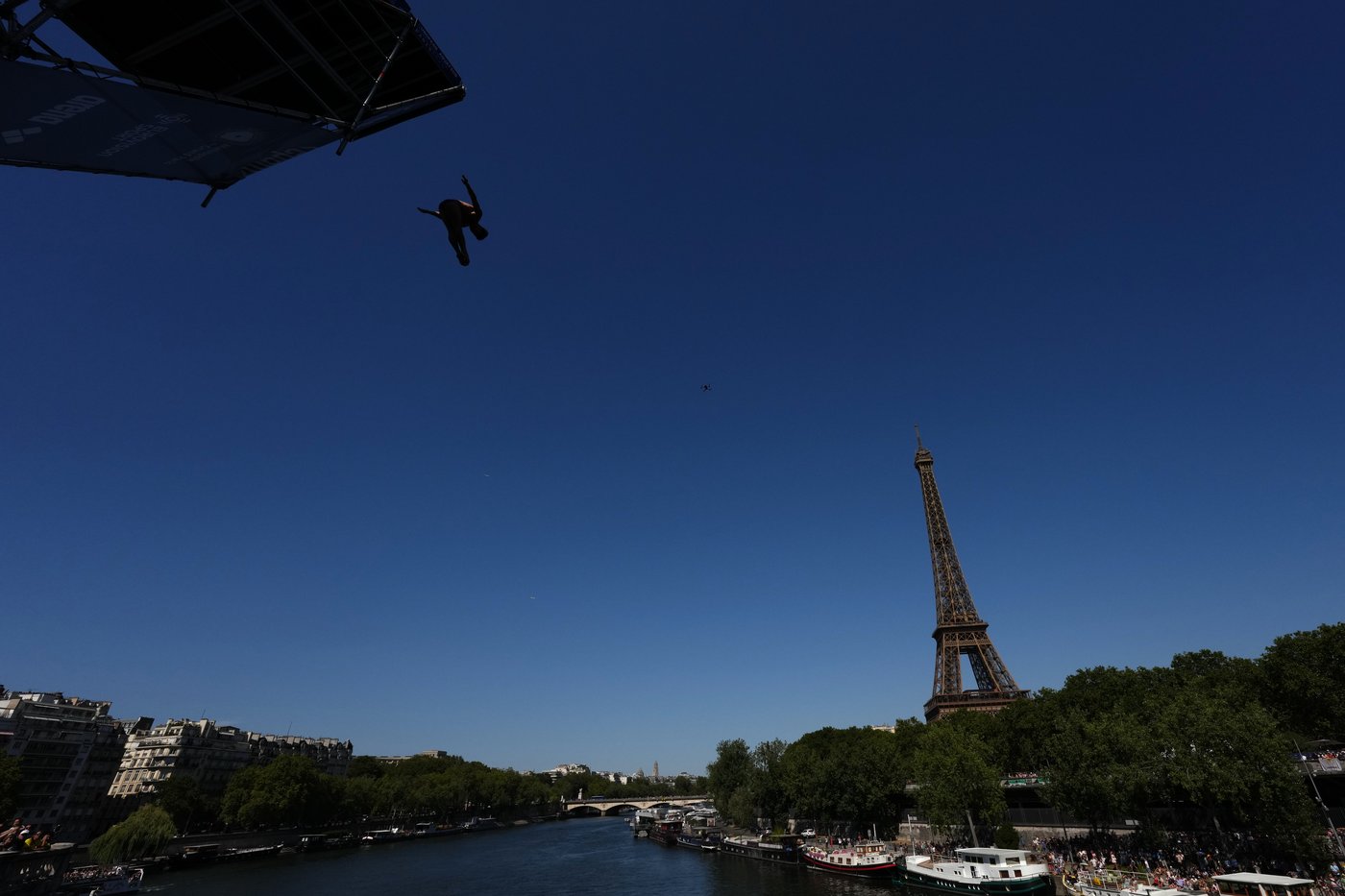 High divers take the plunge in the Seine in a new test of Paris’ reclaimed river | iNFOnews.ca