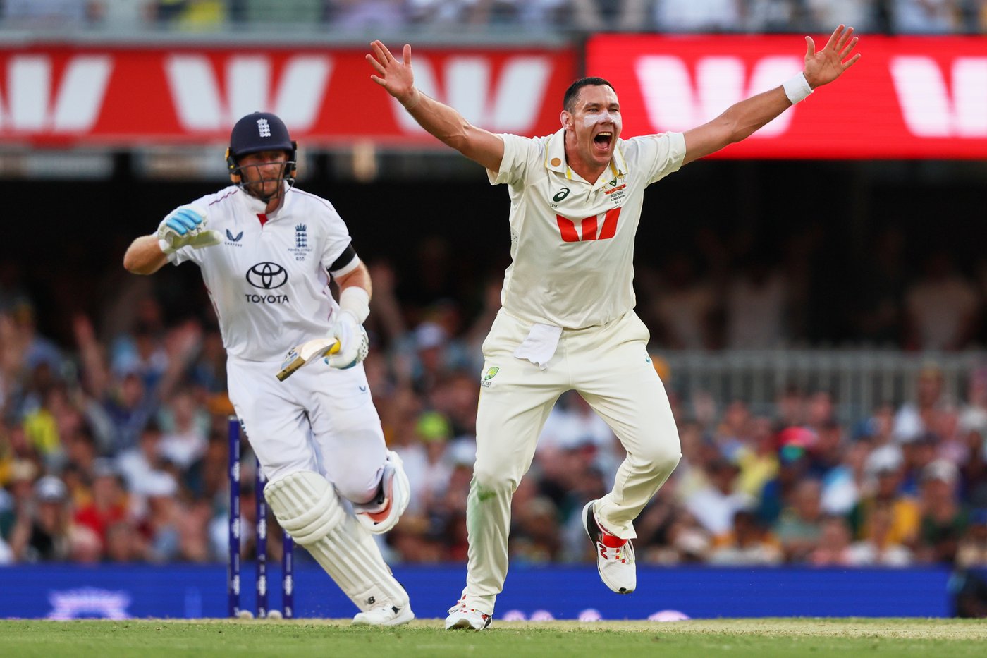 Root's first century in Australia tops Starc's 6 wickets as England takes honors on Day 1 | iNFOnews.ca Root's first century in Australia tops Starc's 6 wickets as England takes honors on Day 1 | iNFOnews.ca