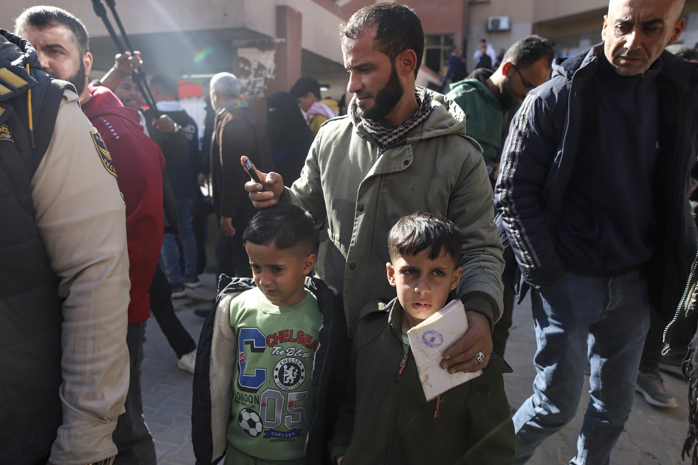 Sick and wounded children begin crossing from Gaza to Egypt in first opening in months | iNFOnews.ca