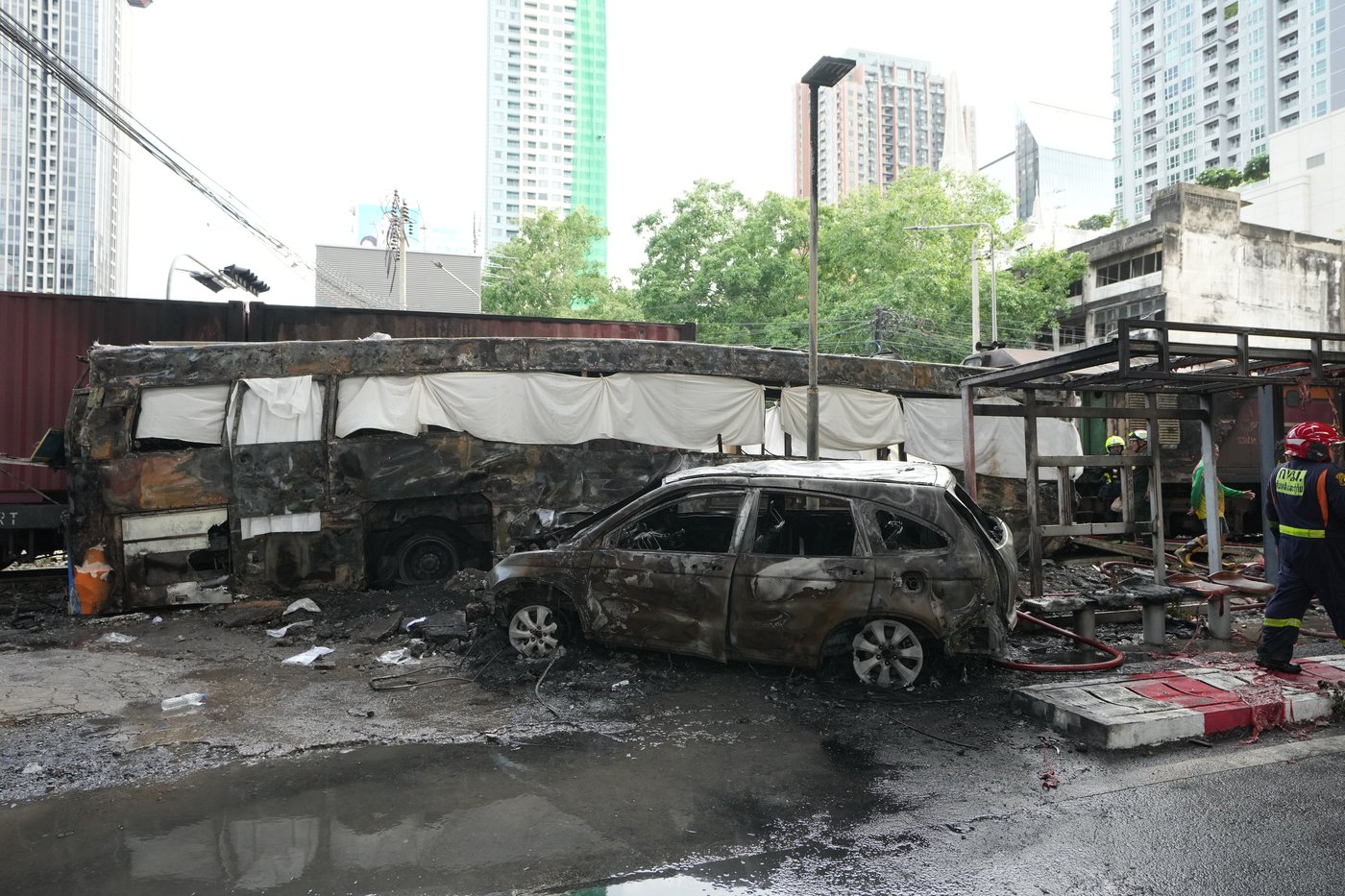 A cargo train hits a public bus at a Bangkok rail crossing, killing at least 8 | iNwheels A cargo train hits a public bus at a Bangkok rail crossing, killing at least 8 | iNwheels