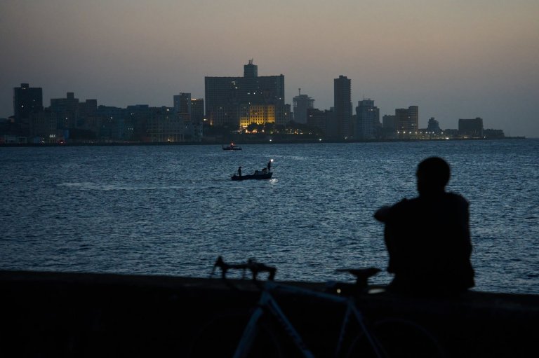 Cubans sleep on seaside boardwalk to seek relief from crippling blackouts and summer heat | iNFOnews.ca