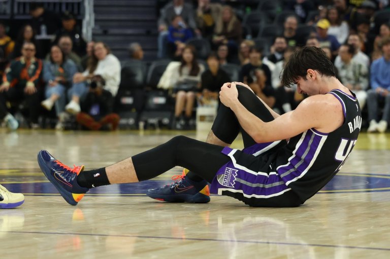 Kings center Maxime Raynaud taken off court in wheelchair after going down with right knee injury | iNFOnews.ca
