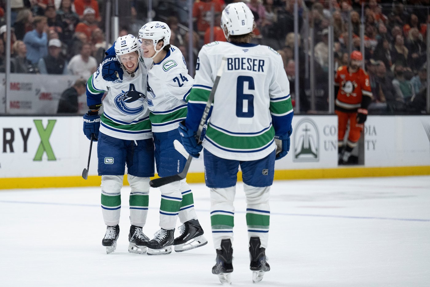 Rossi scores with 9.5 seconds left in regulation, Canucks beat Ducks 4-3 | iNFOnews.ca