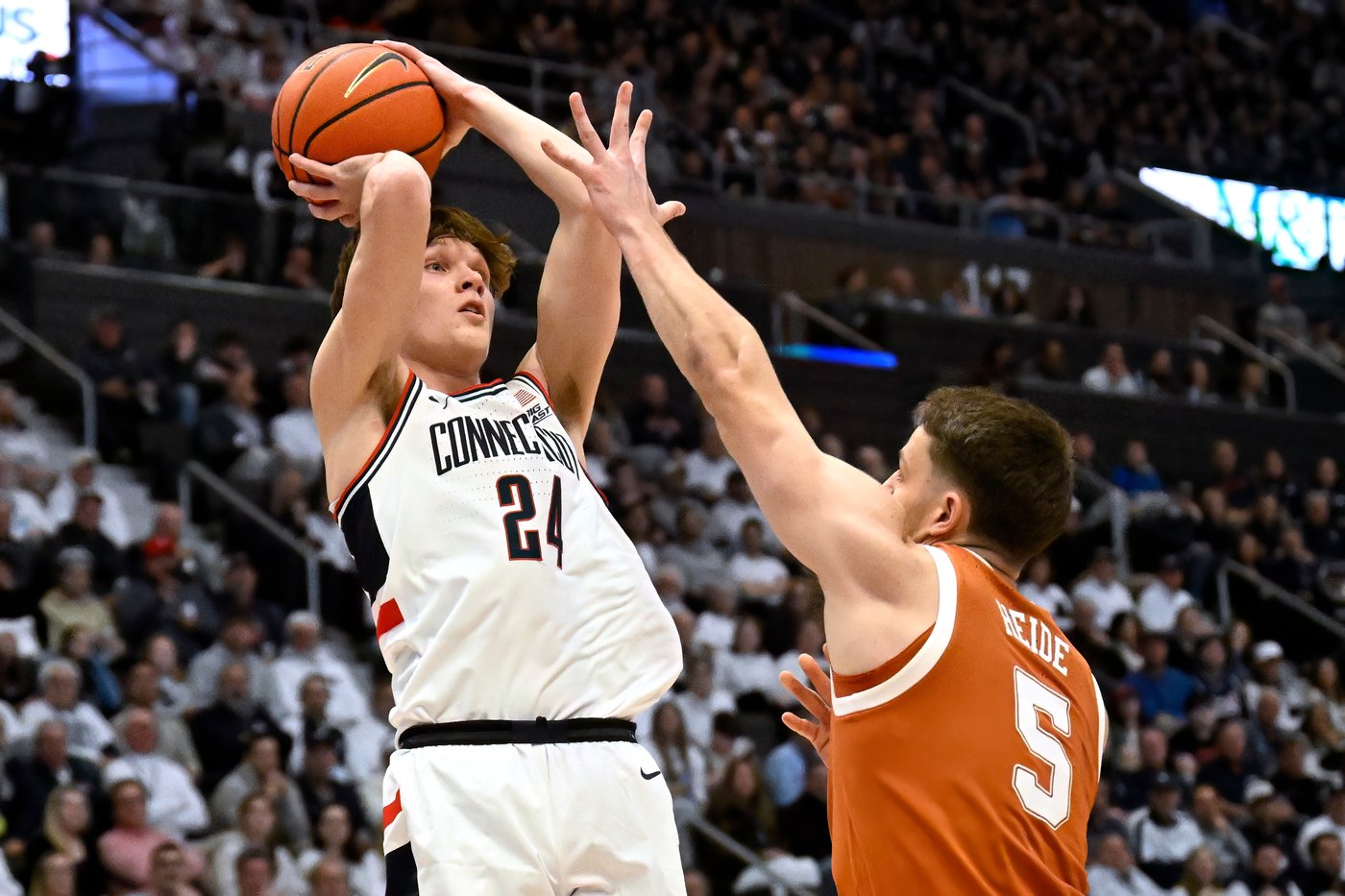 Karaban and Reed lift No. 5 UConn to 71-63 win over Texas in Huskies' final nonconference game | iNFOnews.ca