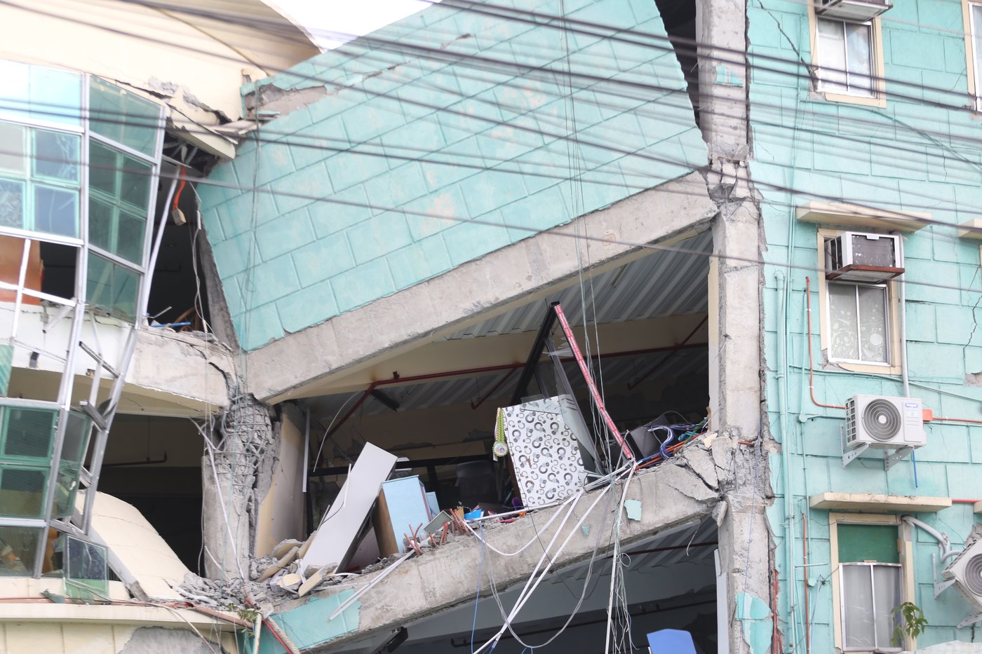 A 7.8 magnitude quake in the Philippines kills at least 35, collapses buildings and sparks tsunami | iNFOnews.ca