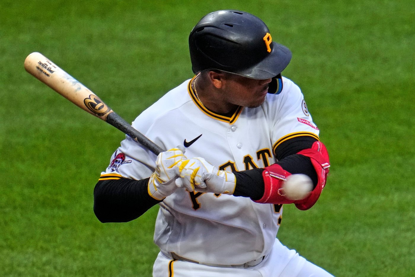 Pirates rookie outfielder Esmeryln Valdez leaves game with hand injury | iNFOnews.ca Pirates rookie outfielder Esmeryln Valdez leaves game with hand injury | iNFOnews.ca
