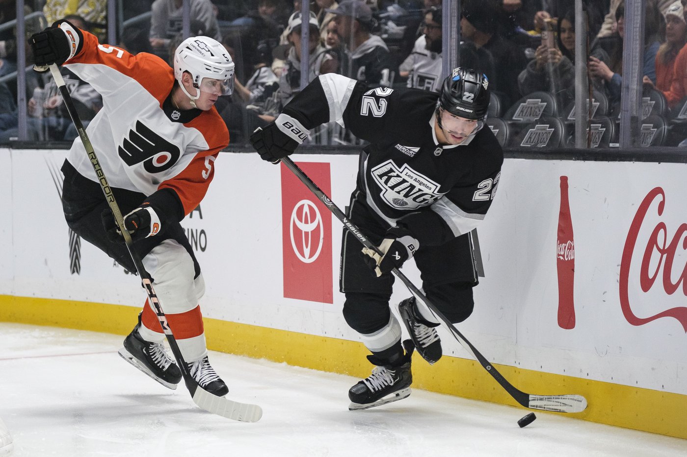 Kopitar scores twice in third, Kings fight back for 5-4 win over Flyers | iNFOnews.ca