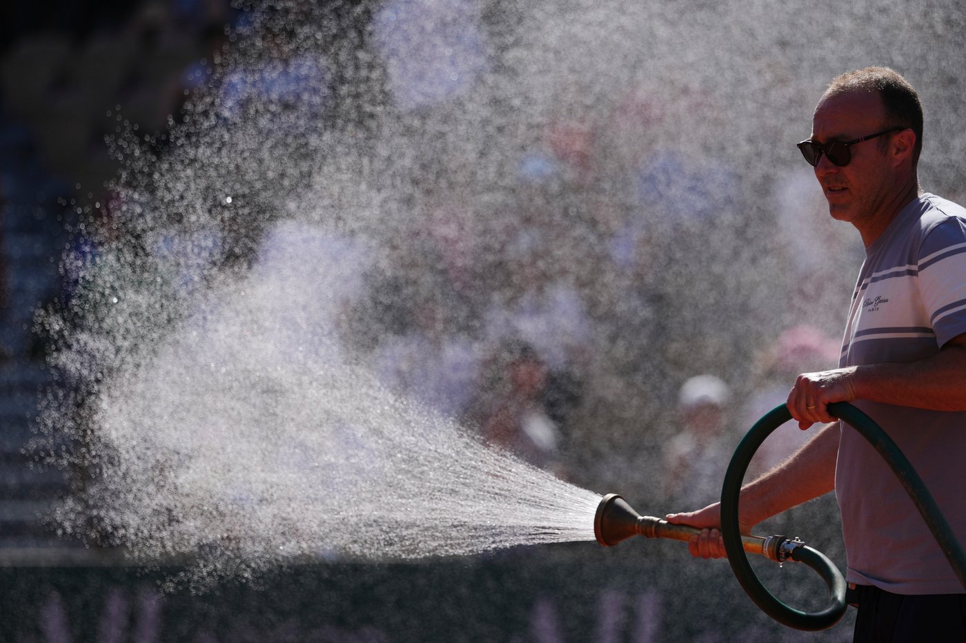 Heat wave at French Open impacts the clay courts and sends fans to sprinklers | iNFOnews.ca