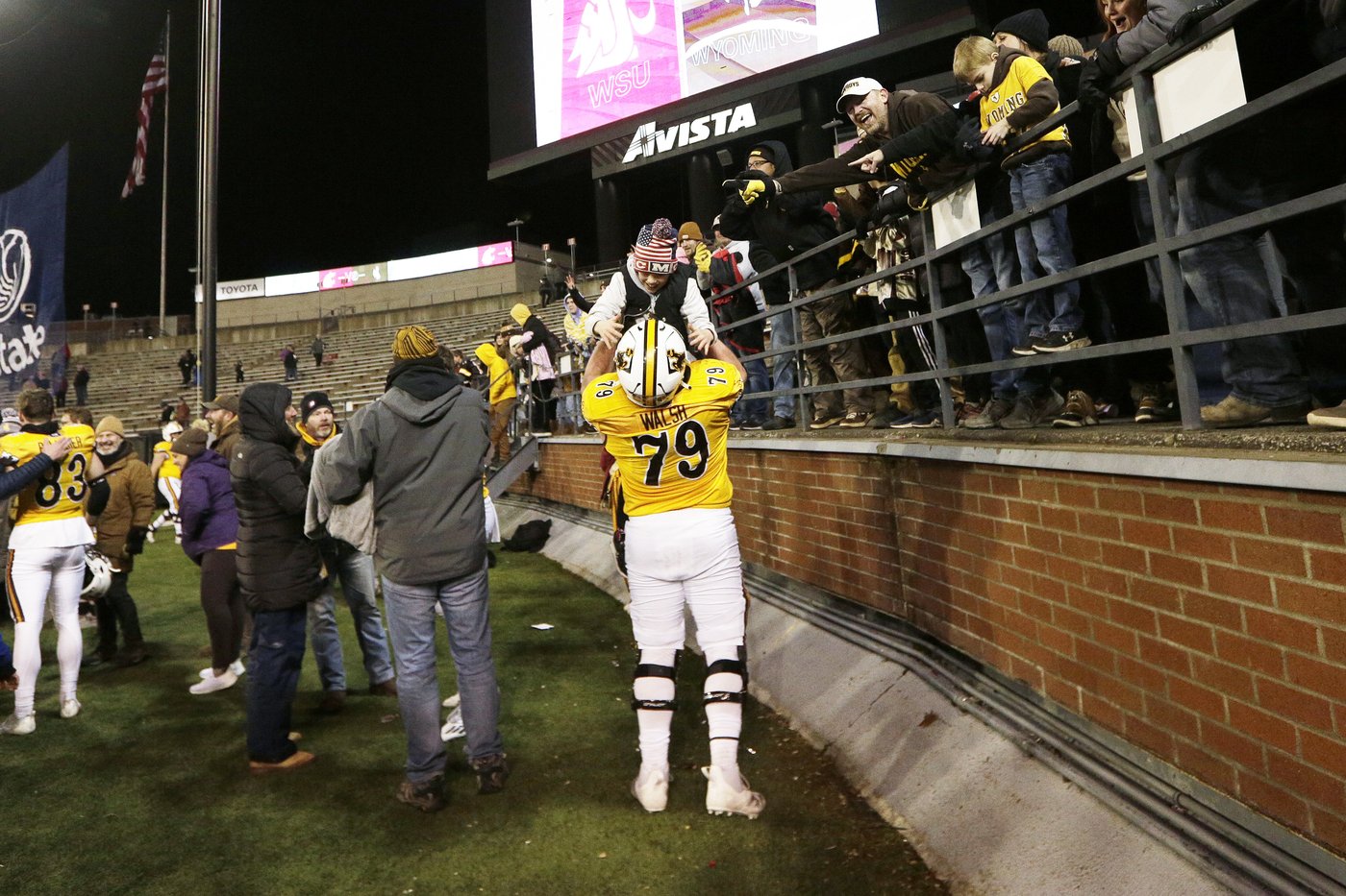 Evan Svoboda throws late TD pass to John Michael Gyllenborg as Wyoming beats Washington State 15-14 | iNFOnews.ca