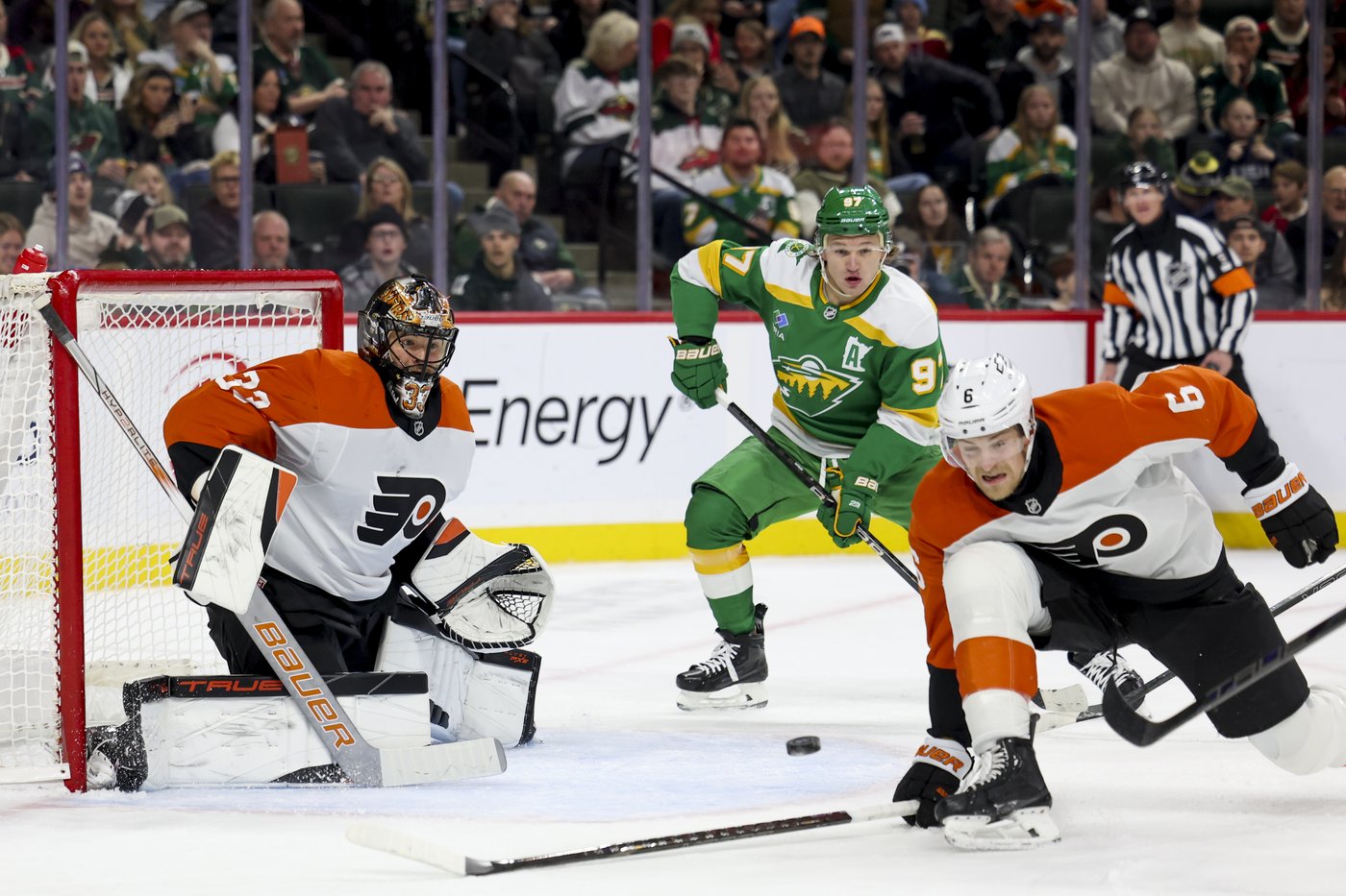 Wild's Kirill Kaprizov scores off Flyers' goalie helmet, banking shot into net | iNFOnews.ca