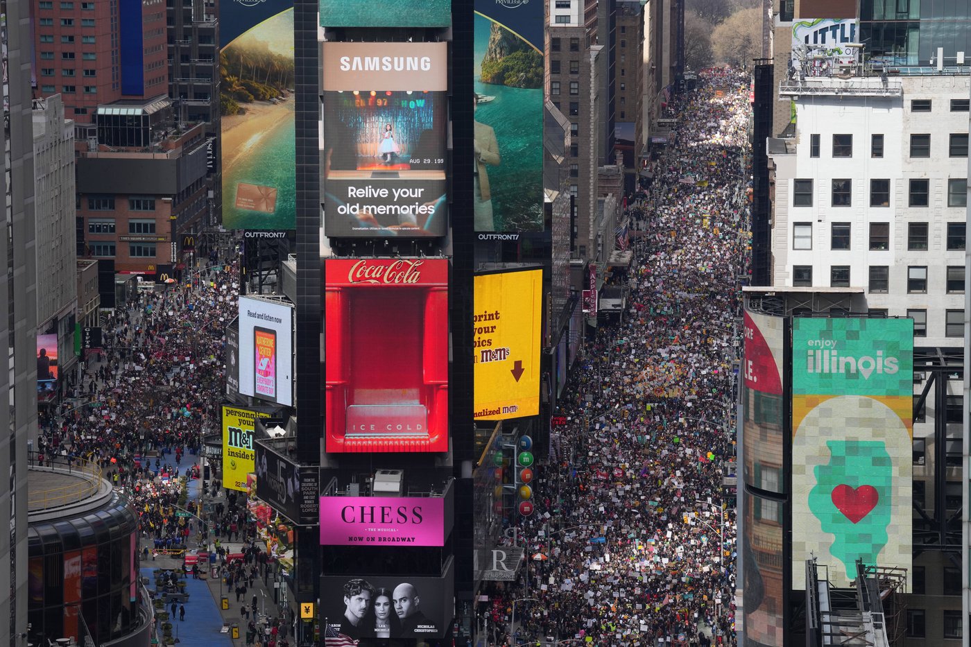 'No Kings' rallies draw crowds across US, in Europe. Springsteen headlines Minnesota demonstration | iNFOnews.ca