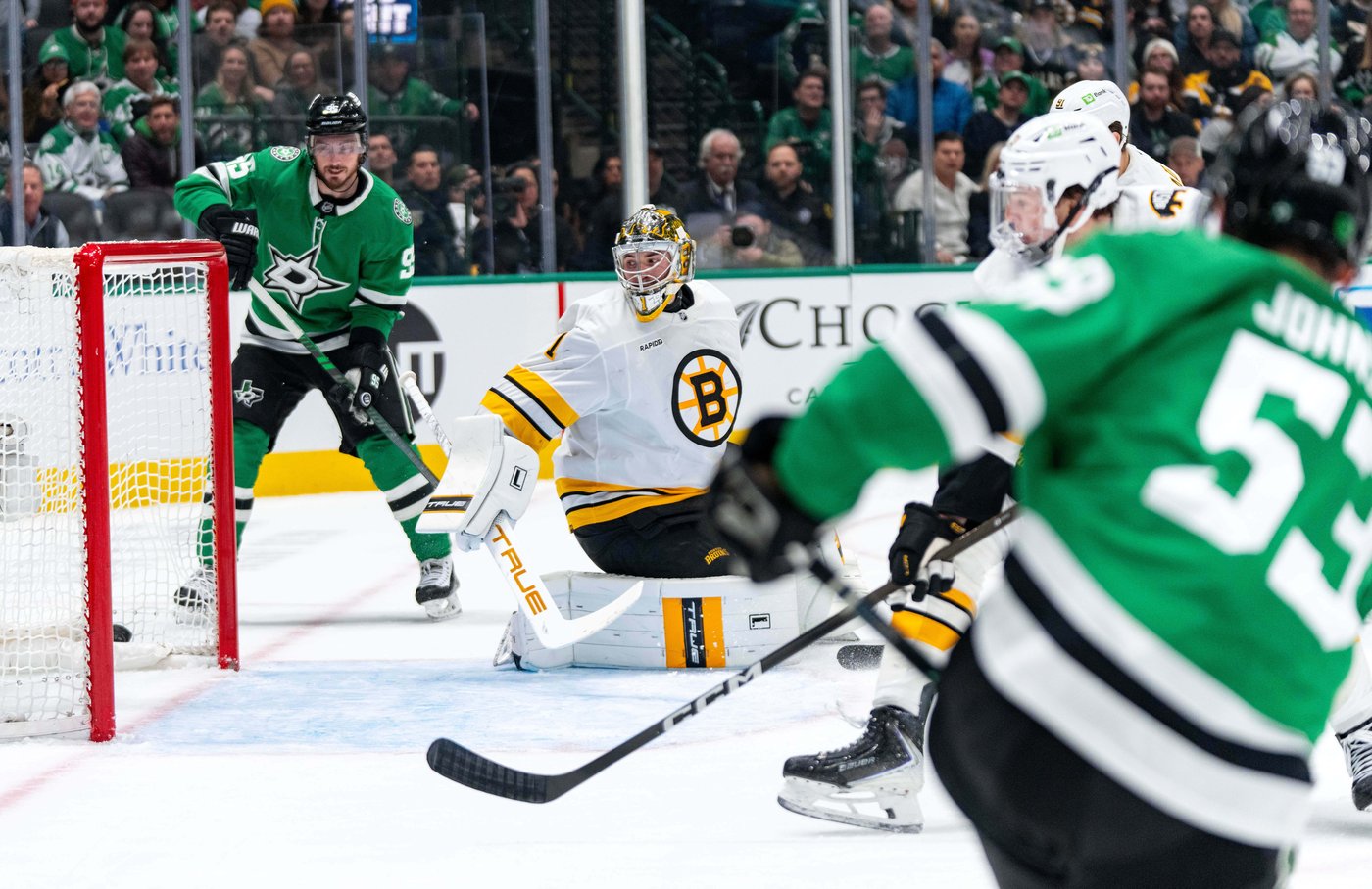 Stars end Bruins' 6-game winning streak with a dominant 6-2 victory | iNFOnews.ca