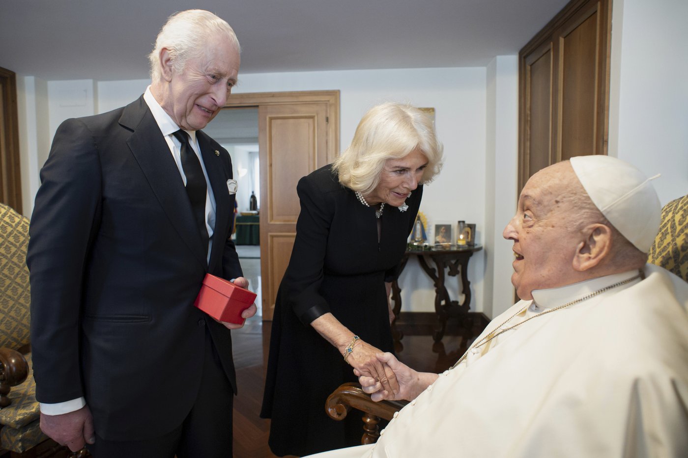Pope Francis meets privately with King Charles and Queen Camilla during his Vatican convalescence | iNFOnews.ca Pope Francis meets privately with King Charles and Queen Camilla during his Vatican convalescence | iNFOnews.ca