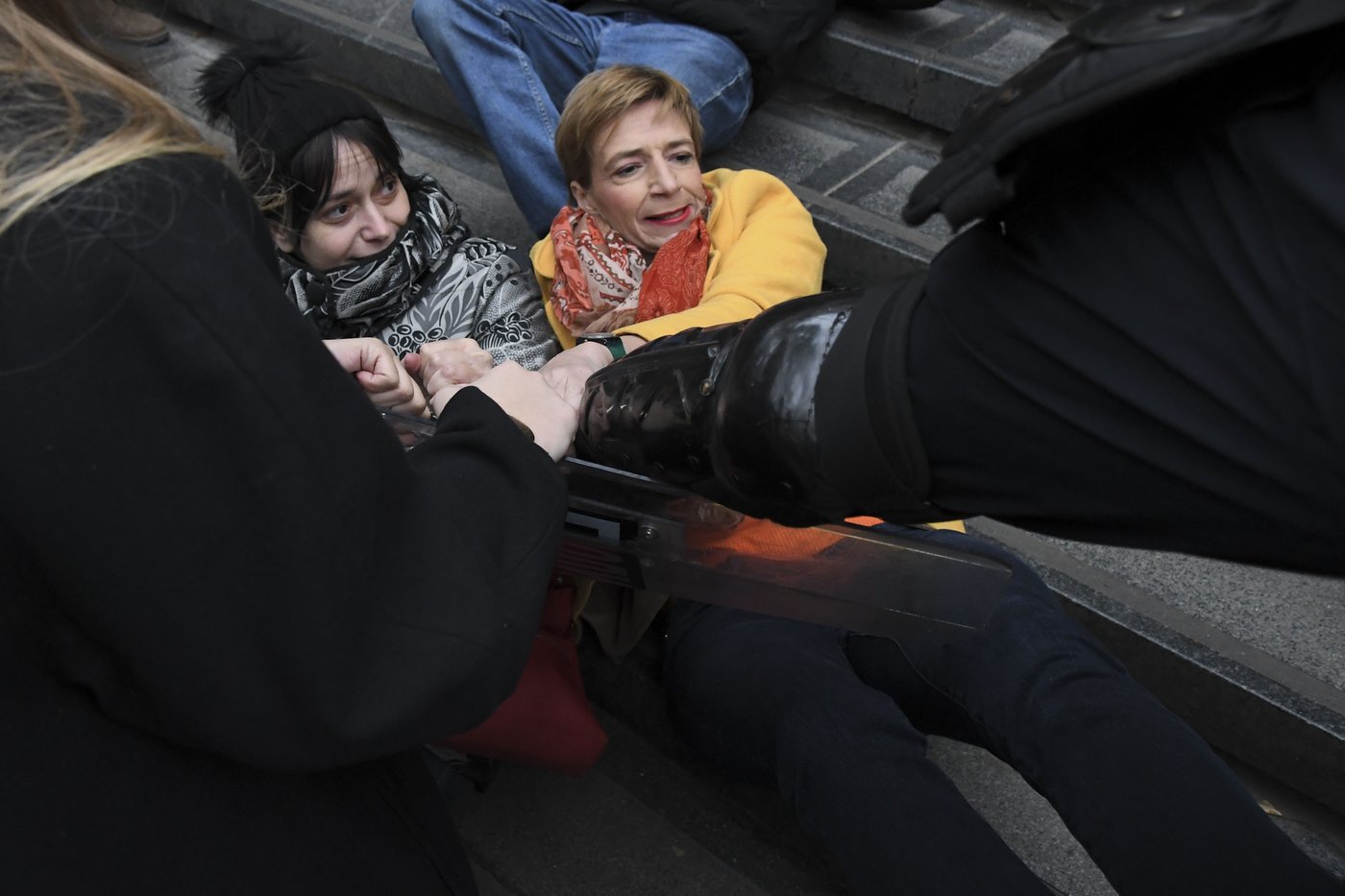 Protesters scuffle with police in Serbia as they demand arrests over a deadly roof collapse | iNFOnews.ca Protesters scuffle with police in Serbia as they demand arrests over a deadly roof collapse | iNFOnews.ca