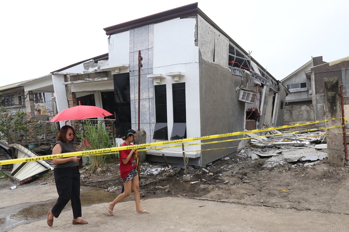 Powerful earthquake off southern Philippines kills 2 people, causes damages and tsunami evacuations | iNFOnews.ca Powerful earthquake off southern Philippines kills 2 people, causes damages and tsunami evacuations | iNFOnews.ca