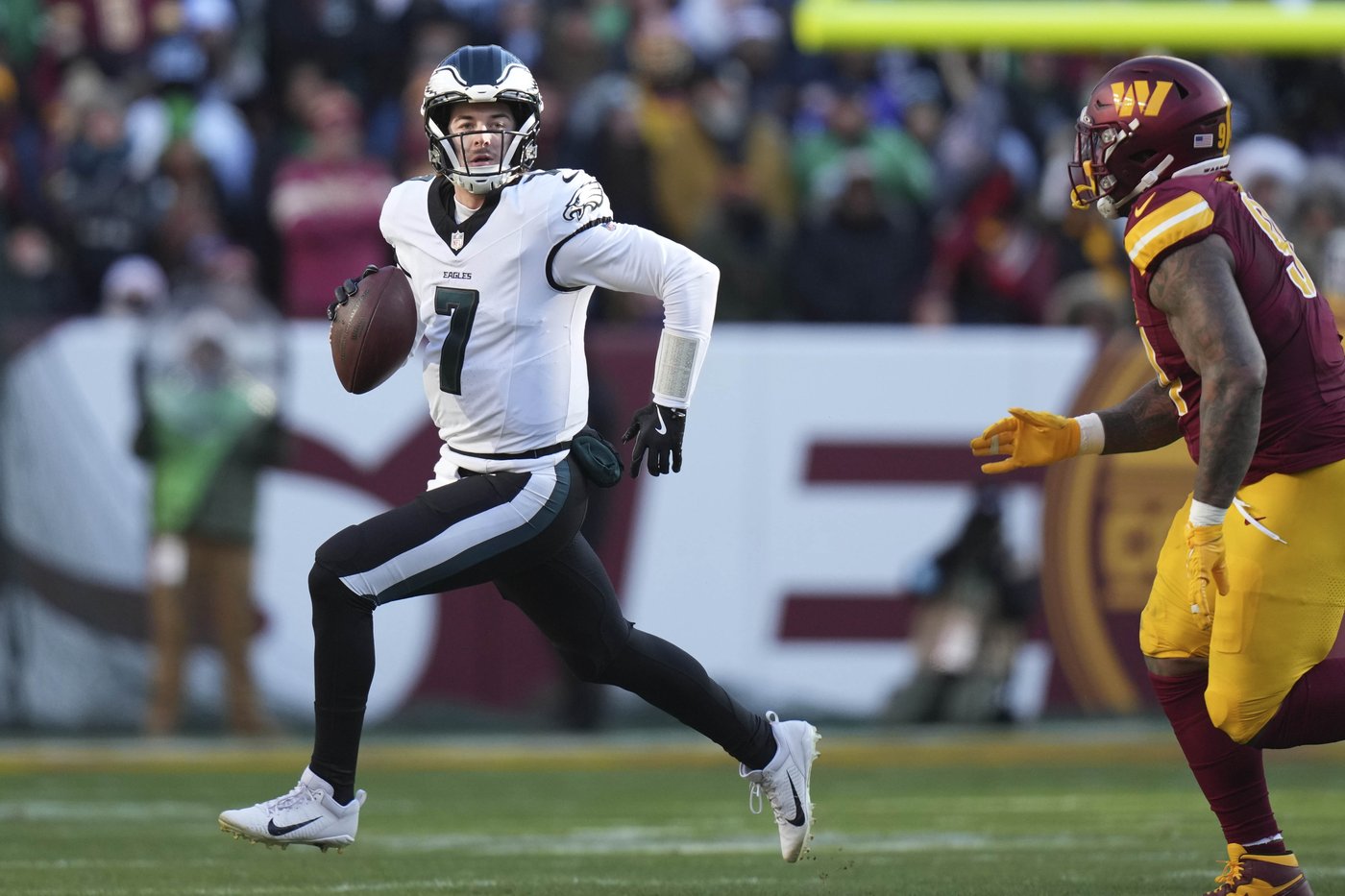 Jalen Hurts leaves with a concussion as the Eagles' winning streak ends at 10 | iNFOnews.ca