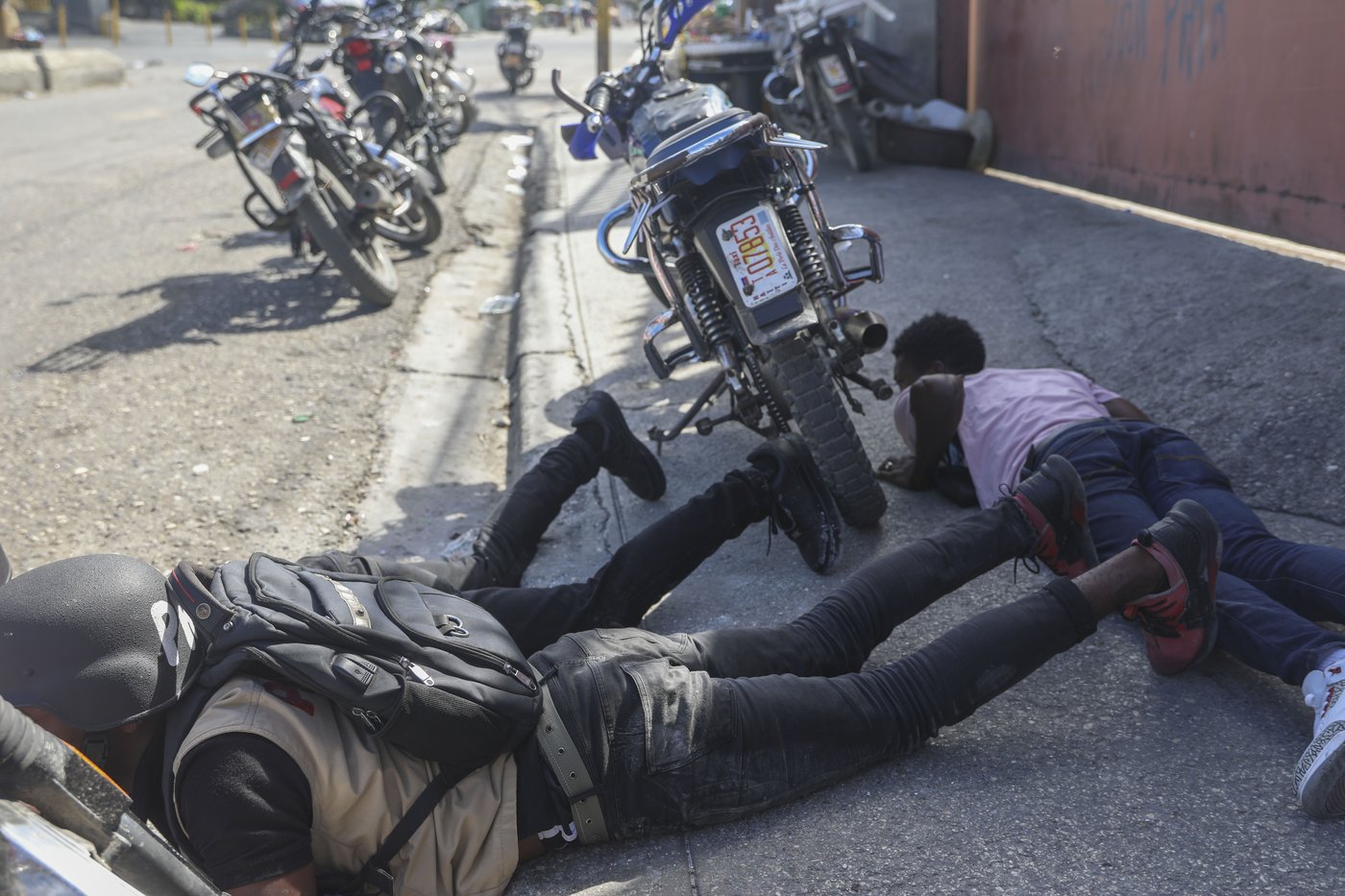 Haiti’s main airport shuts down as gang violence surges and a new prime minister is sworn in | iNFOnews.ca Haiti’s main airport shuts down as gang violence surges and a new prime minister is sworn in | iNFOnews.ca