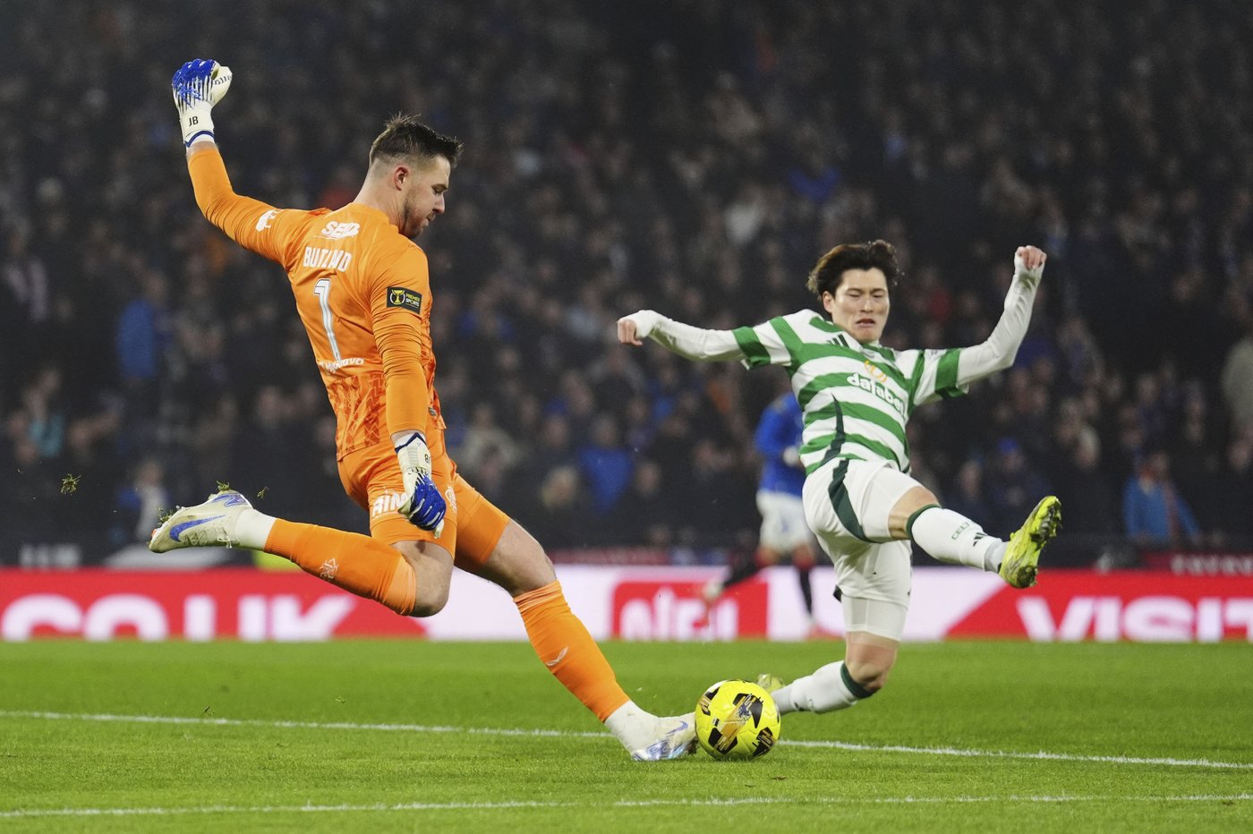 Violent scenes in Glasgow city center ahead of Scottish League Cup final between Celtic and Rangers | iNFOnews.ca
