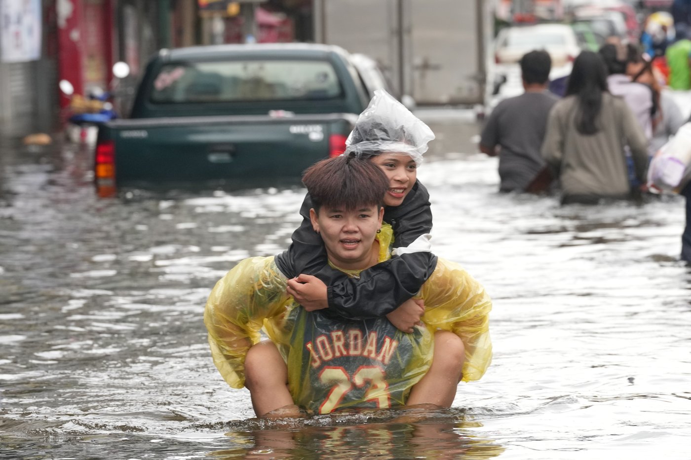 Bangkok floodwaters begin to ease after torrential rains affect 700,000 people | iNFOnews.ca