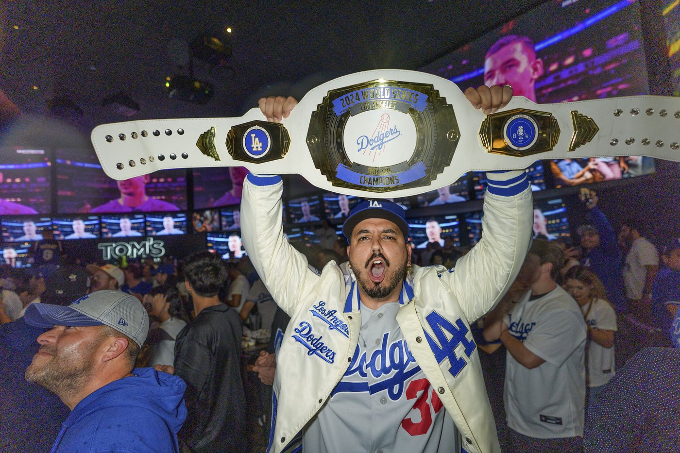 PHOTO COLLECTION: World Series Reax | iNFOnews.ca PHOTO COLLECTION: World Series Reax | iNFOnews.ca