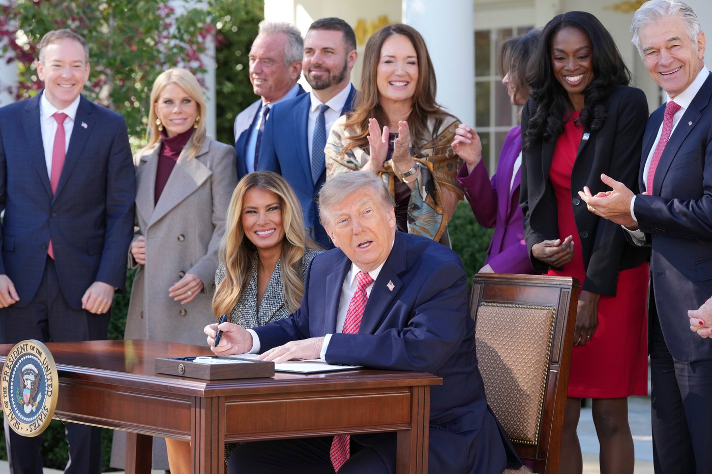 Trump signs an order aimed at boosting women's health research, a plan backed by the first lady | iNFOnews.ca Trump signs an order aimed at boosting women's health research, a plan backed by the first lady | iNFOnews.ca