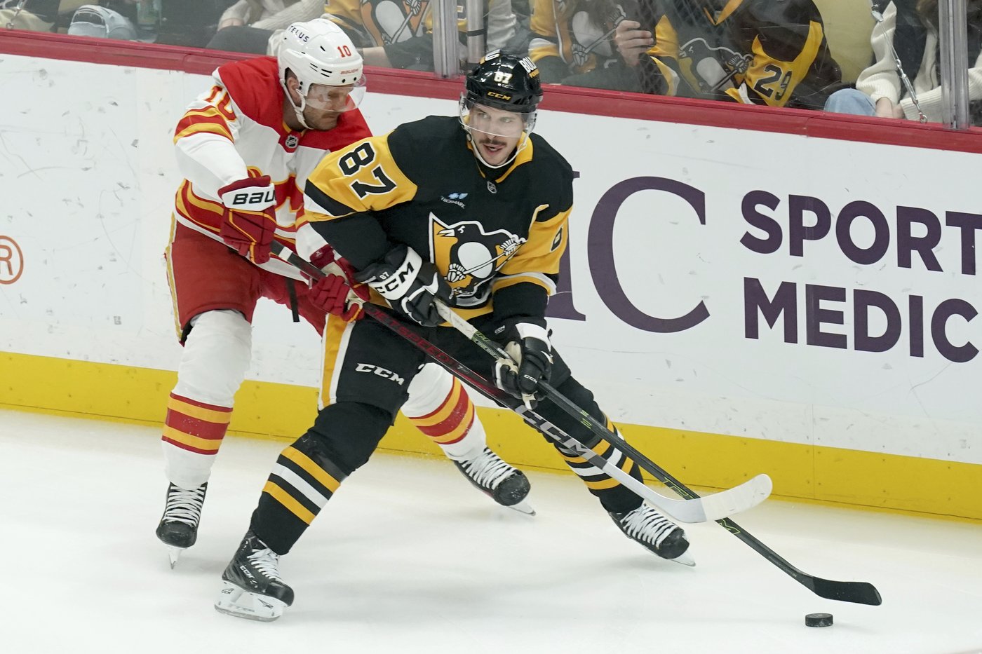 Bunting, Letang lead Pittsburgh Penguins in 6-2 win over Calgary Flames | iNFOnews.ca