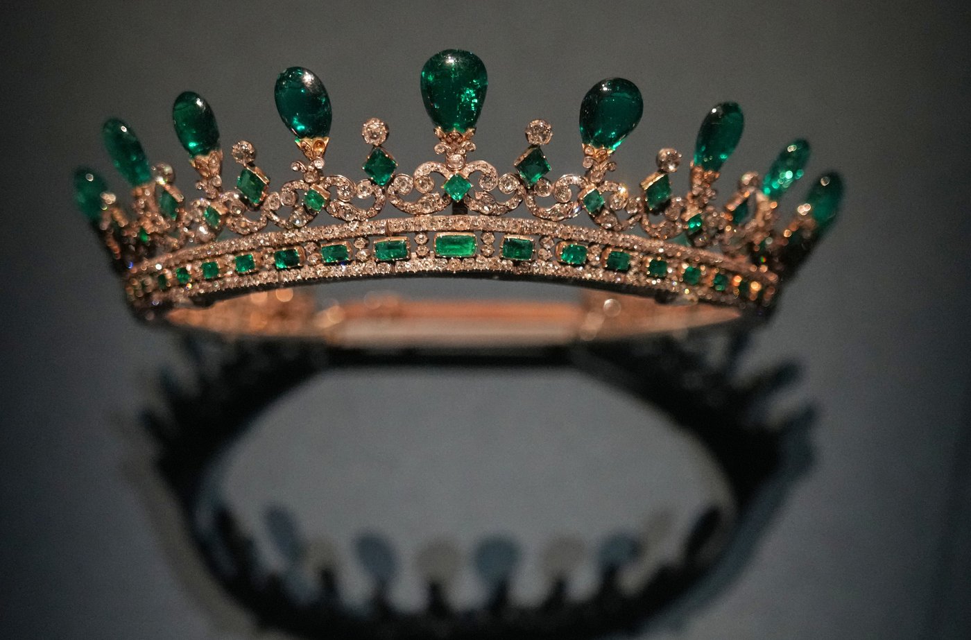 More glittering royal jewels displayed while Paris is still uneasy over the Louvre robbery | iNFOnews.ca