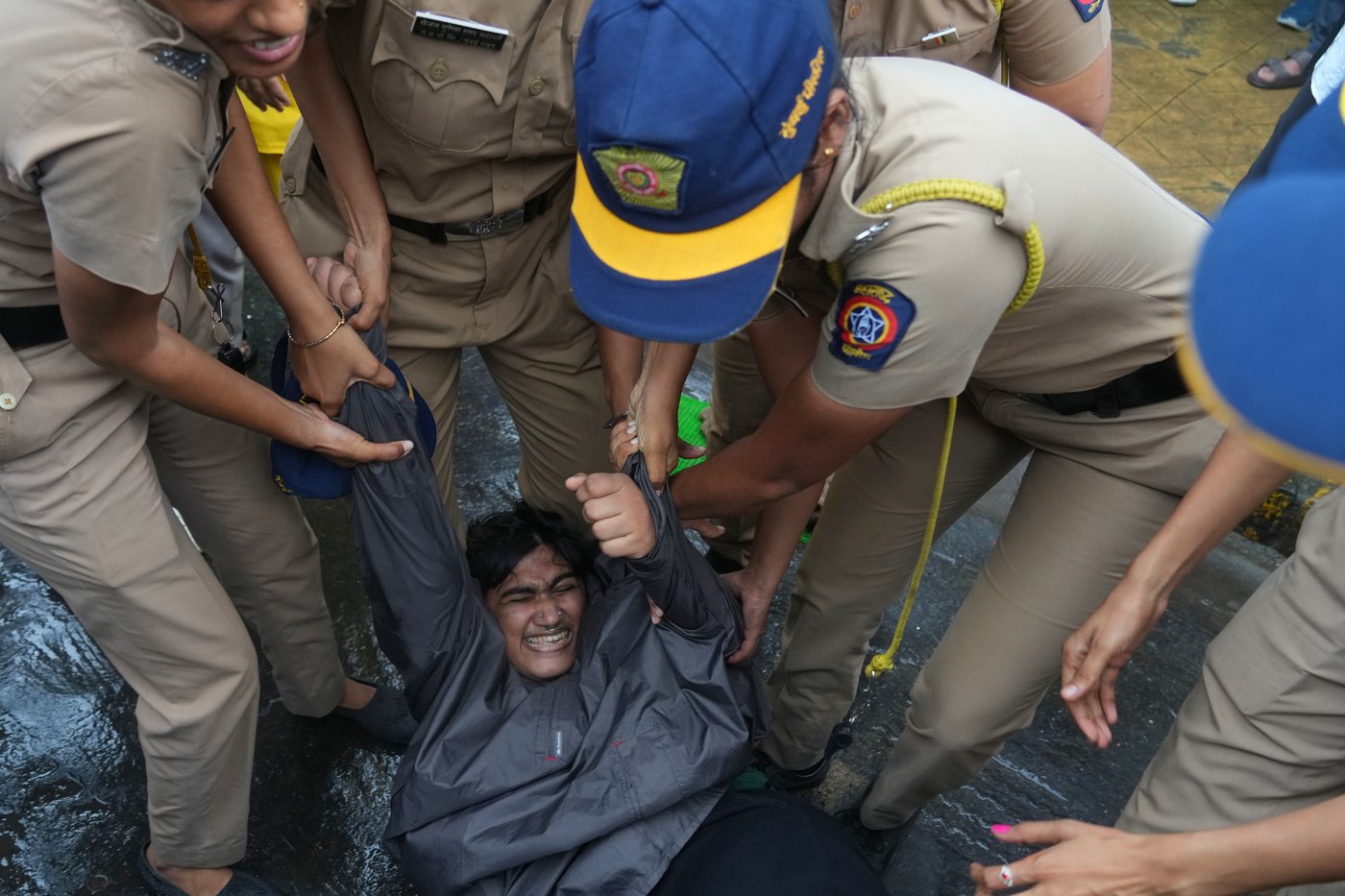 Photos of police cracking down on India’s youth-led 'cockroach' movement in New Delhi | iNFOnews.ca
