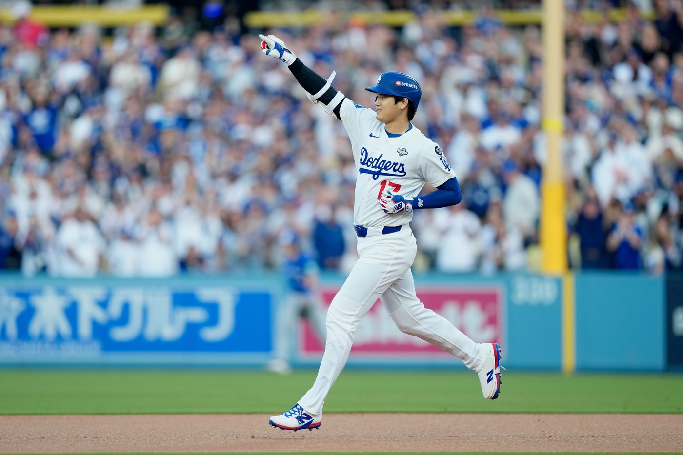 Another big Sho: Ohtani hits 2 homers, ties record with 4 extra-base hits in World Series Game 3 | iNFOnews.ca