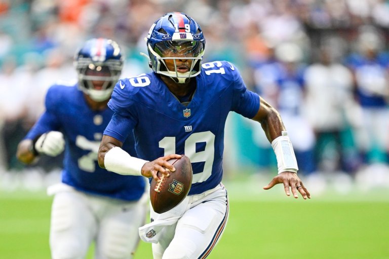 Jameis Winston runs for a touchdown in the Giants' 26-3 preseason win over the Dolphins | iNFOnews.ca