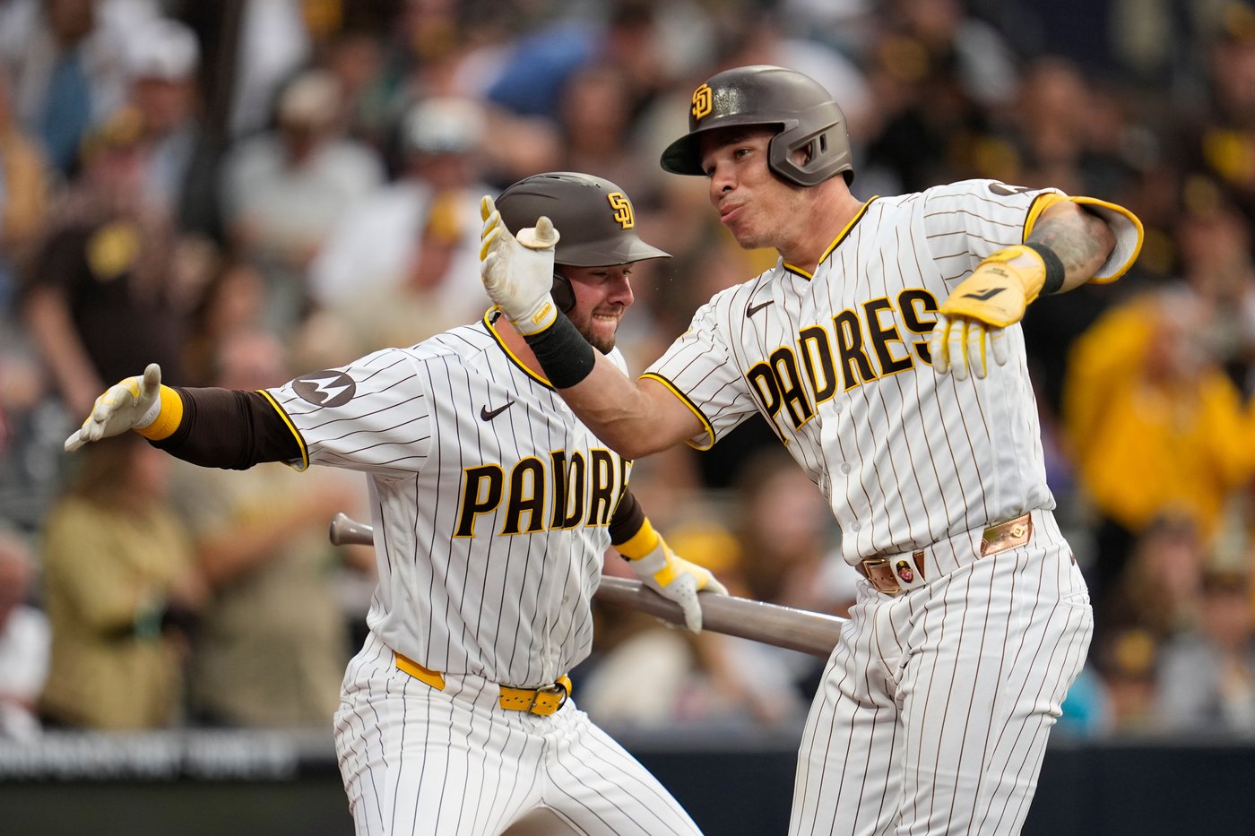 Padres rally for 6-2 win after the Reds botch 3 straight bunts in the 7th inning | iNFOnews.ca