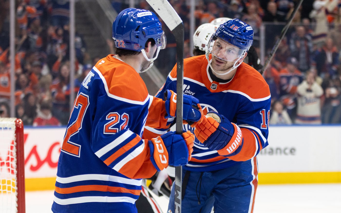 Oilers top Blackhawks 3-1 to eliminate Chicago from playoff contention | iNFOnews.ca
