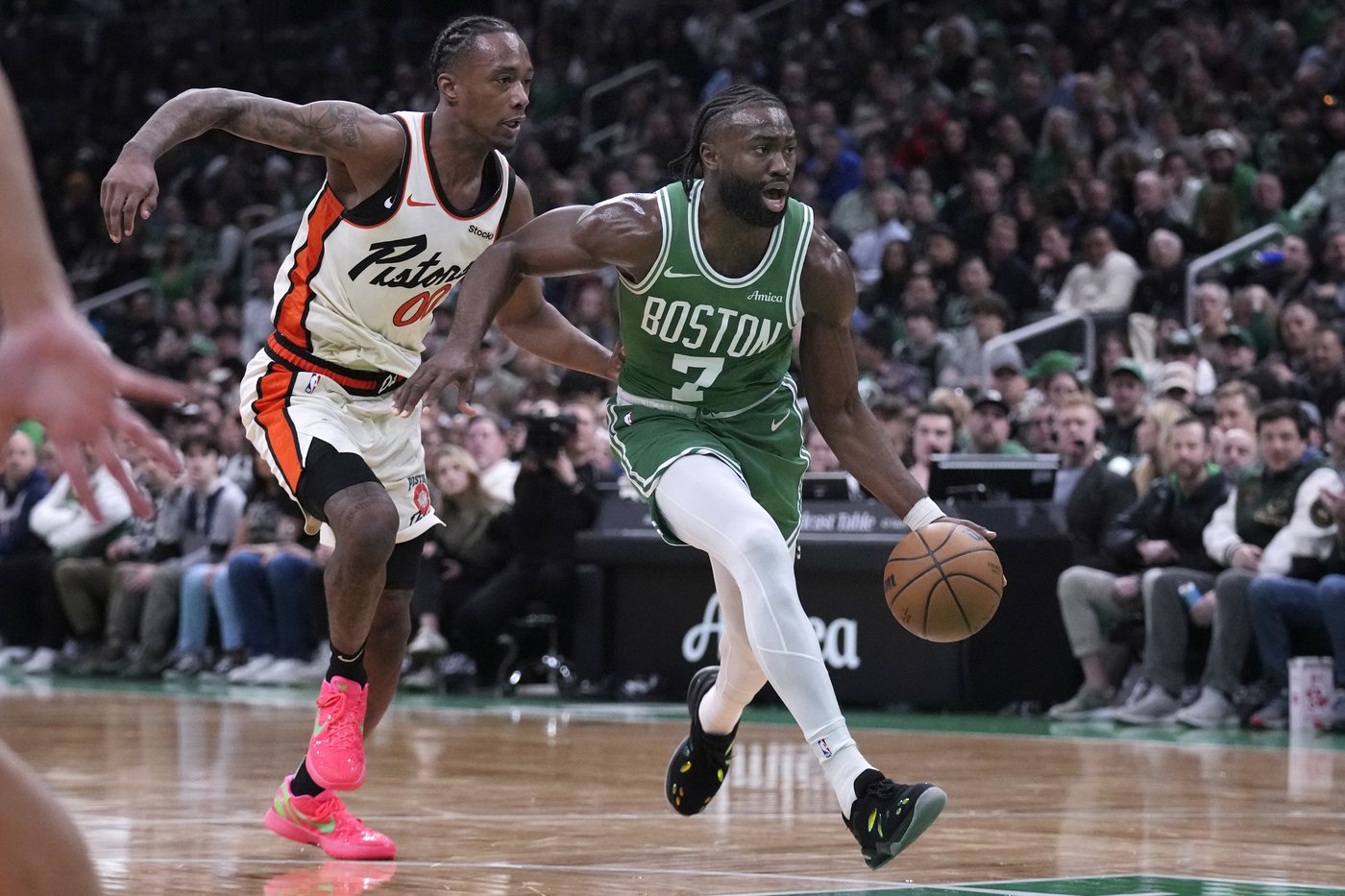 Celtics withstand 3-point spree to beat the Pistons 130-120 | iNFOnews.ca