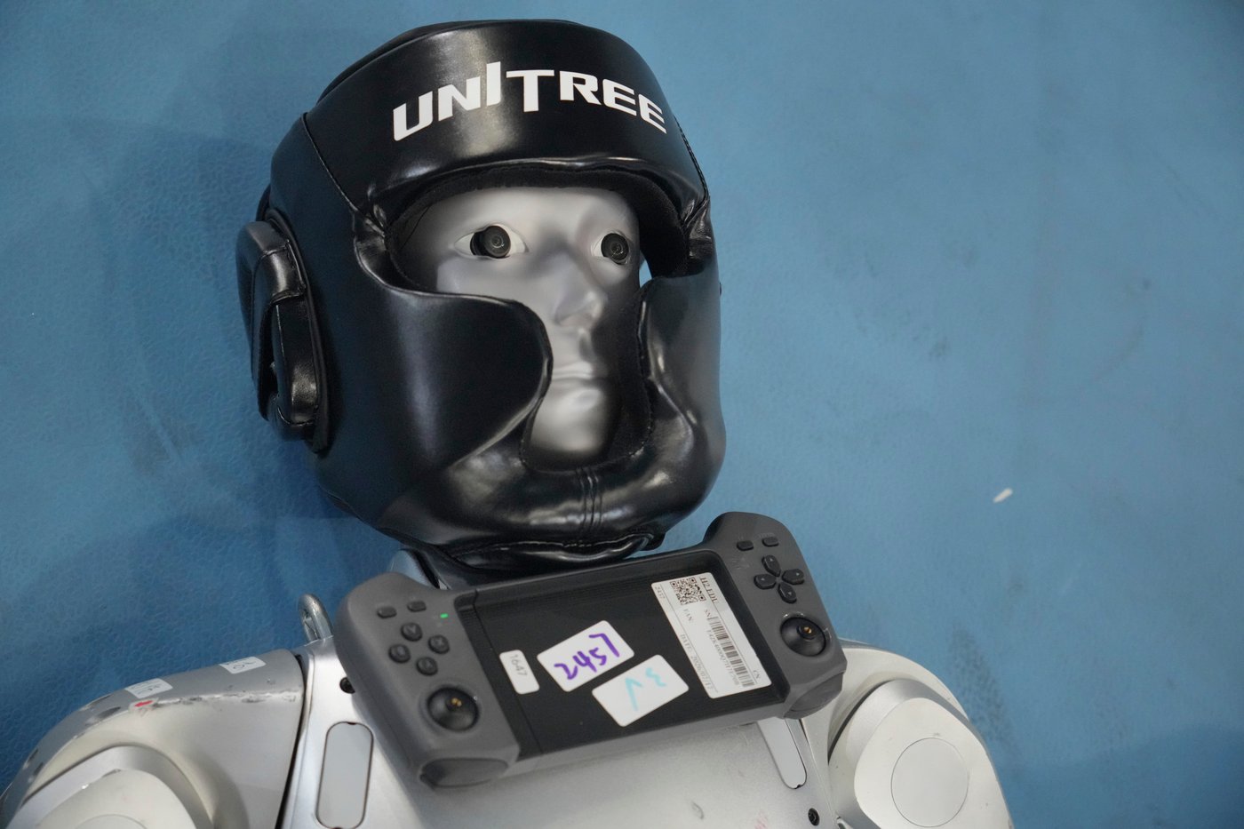 Humanoid robots sprint, play soccer and set records at Beijing games, in photos | iNFOnews.ca