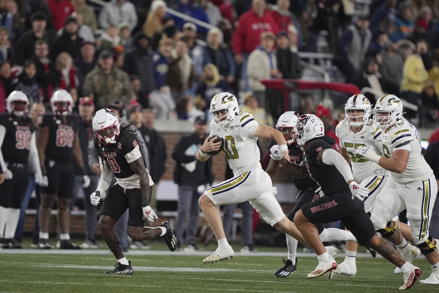 Philo delivers go-ahead TD run with 22 seconds remaining to lift Georgia Tech past N.C. State 30-29 | iNFOnews.ca